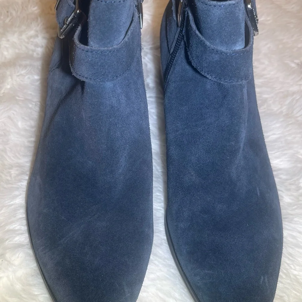 Marc fisher women’s navy blue Suede Ankle Boots size 8